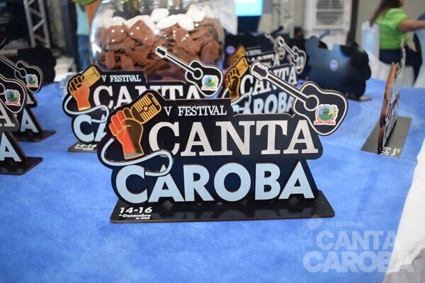 Apresentação no palco do Canta Caroba