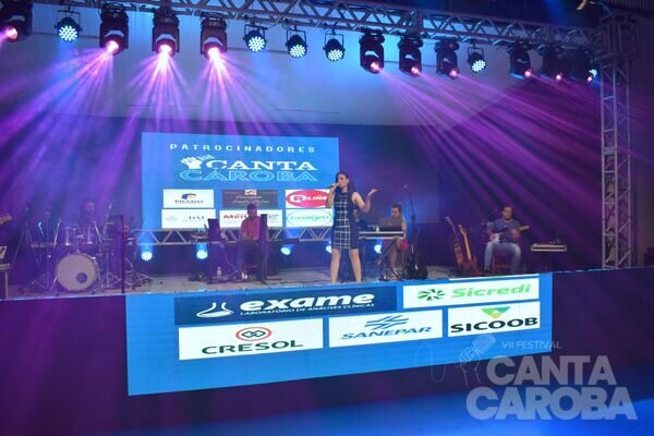 Apresentação no palco do Canta Caroba