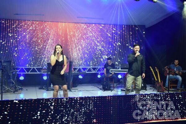 Apresentação no palco do Canta Caroba