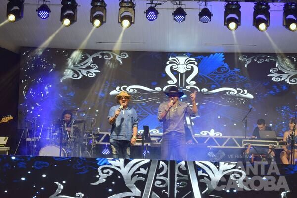 Apresentação no palco do Canta Caroba