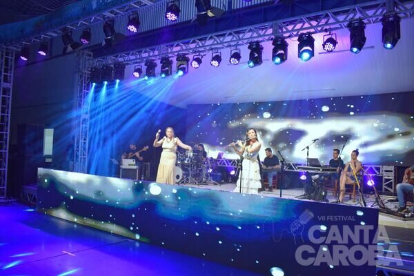 Apresentação no palco do Canta Caroba