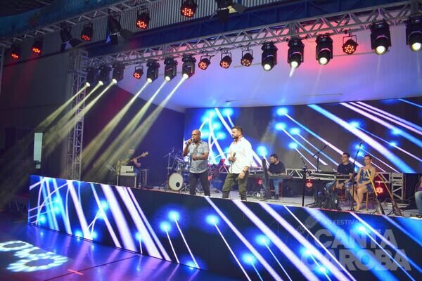 Apresentação no palco do Canta Caroba
