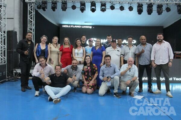 Apresentação no palco do Canta Caroba