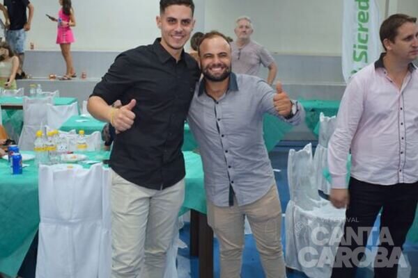 Apresentação no palco do Canta Caroba