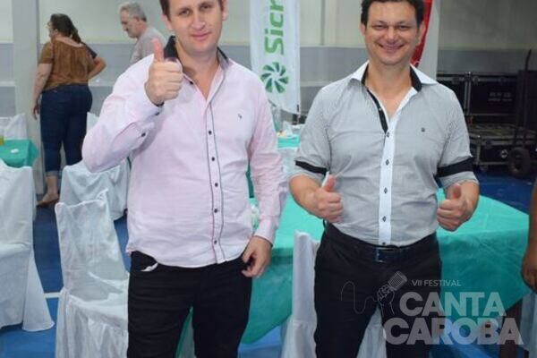 Apresentação no palco do Canta Caroba