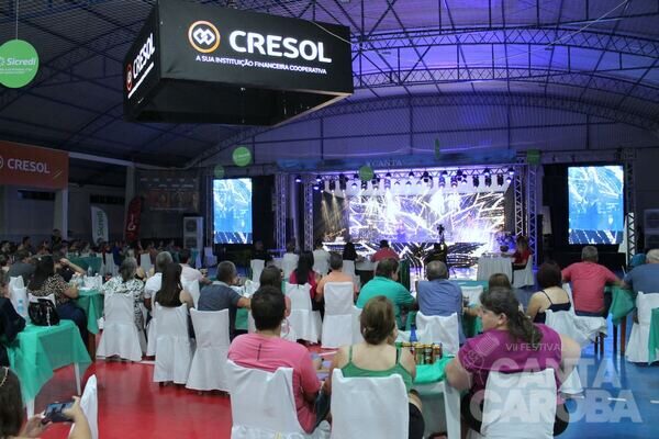 Apresentação no palco do Canta Caroba