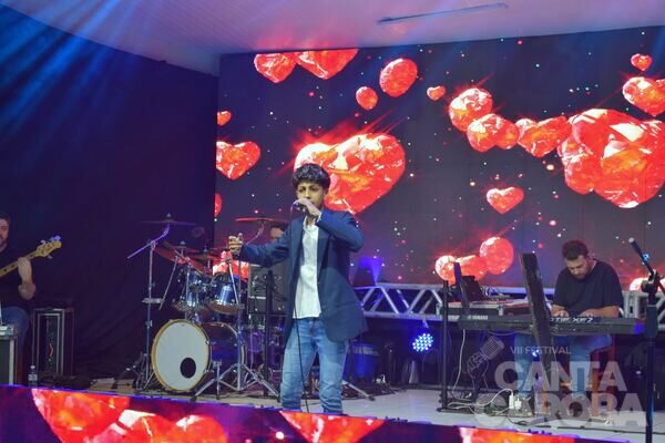 Apresentação no palco do Canta Caroba