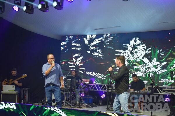 Apresentação no palco do Canta Caroba