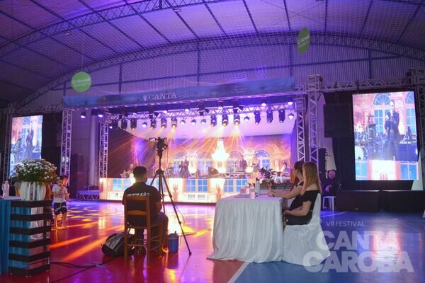 Apresentação no palco do Canta Caroba