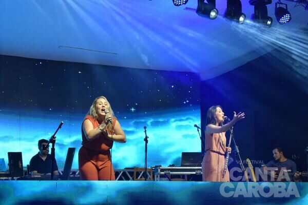 Apresentação no palco do Canta Caroba