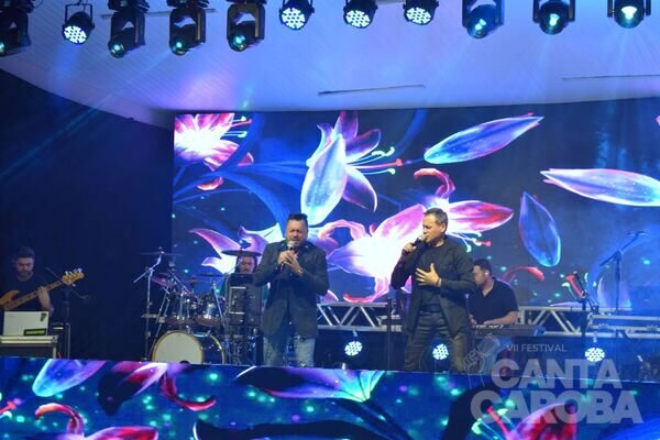 Apresentação no palco do Canta Caroba