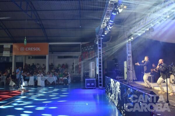 Apresentação no palco do Canta Caroba