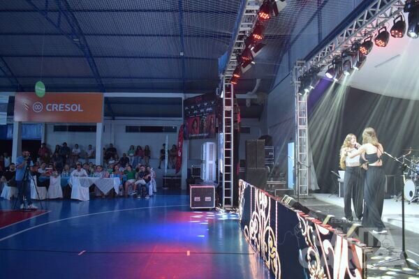 Apresentação no palco do Canta Caroba