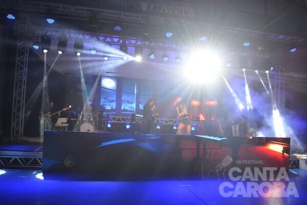 Apresentação no palco do Canta Caroba
