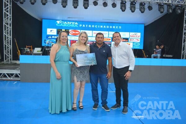 Entrega da premiação do Canta Caroba