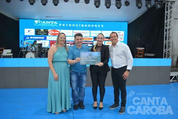 Entrega da premiação do Canta Caroba