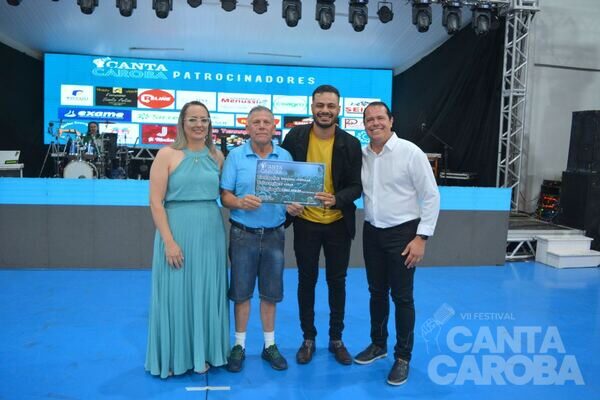Entrega da premiação do Canta Caroba