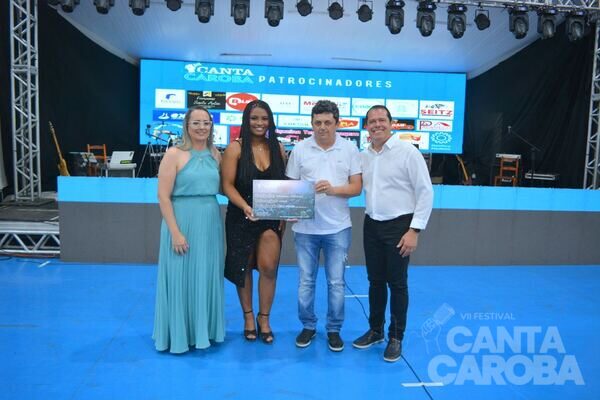 Entrega da premiação do Canta Caroba