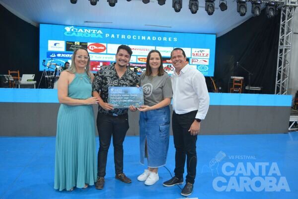 Entrega da premiação do Canta Caroba