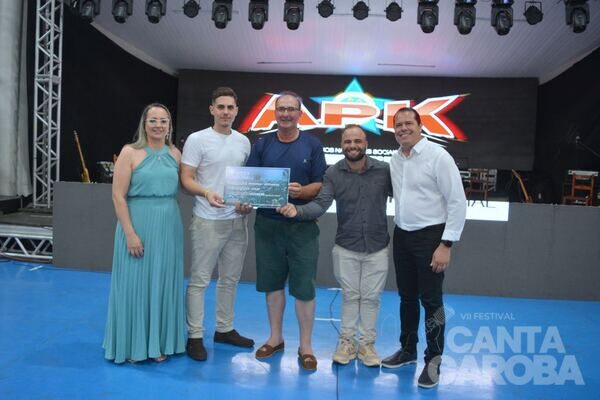 Entrega da premiação do Canta Caroba