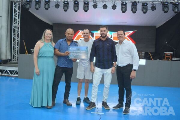 Entrega da premiação do Canta Caroba
