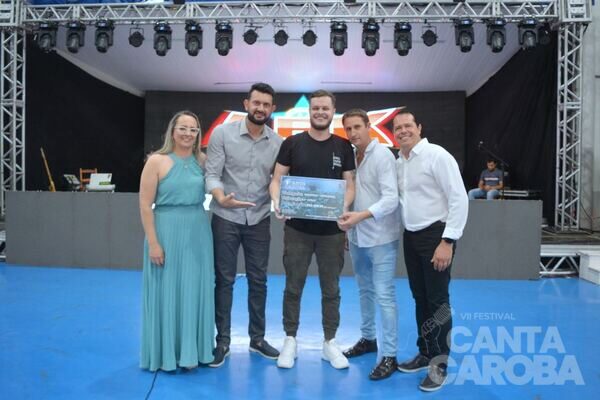 Entrega da premiação do Canta Caroba