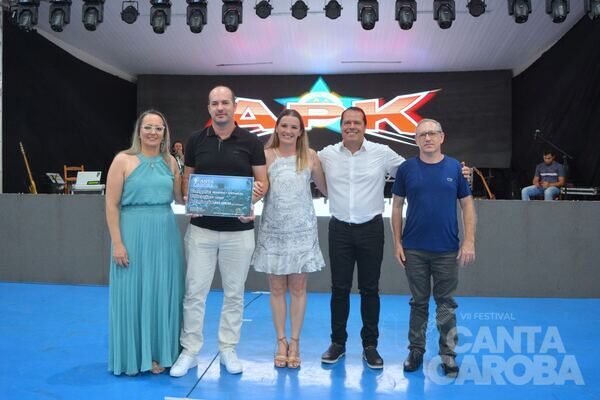 Entrega da premiação do Canta Caroba