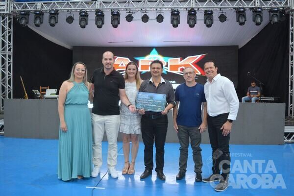 Entrega da premiação do Canta Caroba