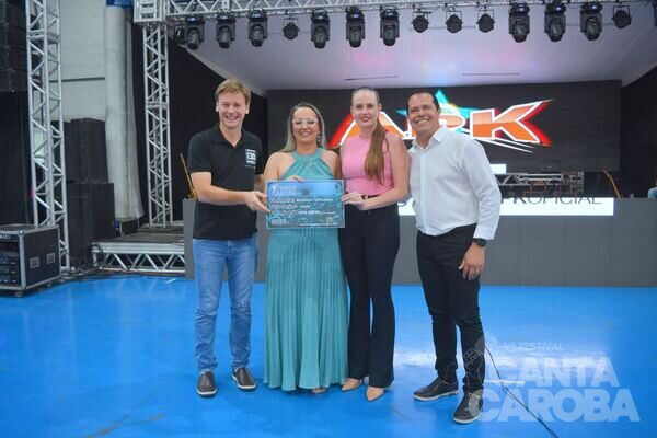 Entrega da premiação do Canta Caroba